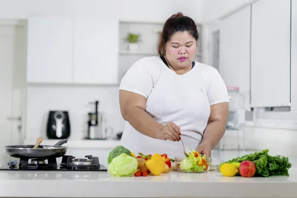 太りすぎの女性準備果物と台所で野菜サラダ — ストック写真