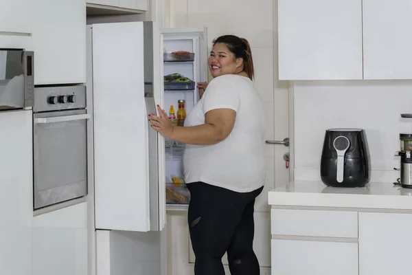 Жінка Надмірною Вагою Спіймана Червоною Рукою Перевіряє Холодильник Якусь Їжу — стокове фото