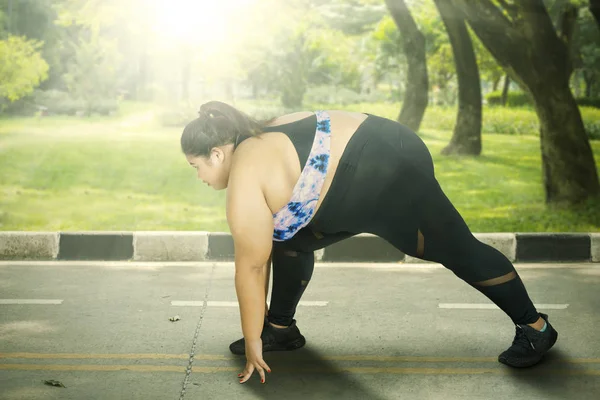 超重妇女的侧面视图准备晨跑 — 图库照片
