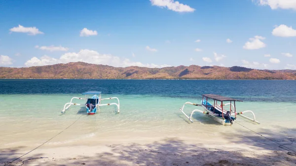 Image Two Traditional Tourist Boats Anchoring Beach Lombok Indonesia — Stock Photo, Image