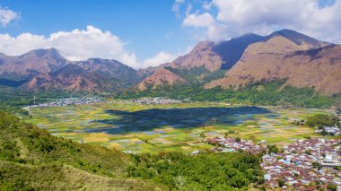 Lombok, Endonezya'nın eteklerinde Rinjani yanardağ yakınındaki Sembalun, renkli tarım alanlarının havadan görünümü