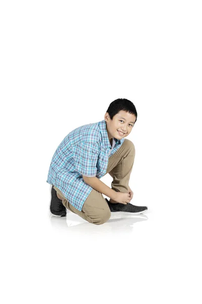 Portrét Pohledný Nedospělý Chlapec Usmívá Kameru Při Vázání Jeho Tkaničky — Stock fotografie
