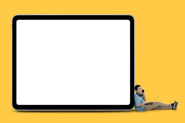 Picture Happy Preteen Schoolboy Speaks Smartphone While Sitting Blank Whiteboard — Stock Photo, Image