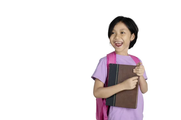 Obraz Dziewczynka Wygląda Szczęśliwy Podczas Prowadzenia Książki Plecak Studio Izolowana — Zdjęcie stockowe