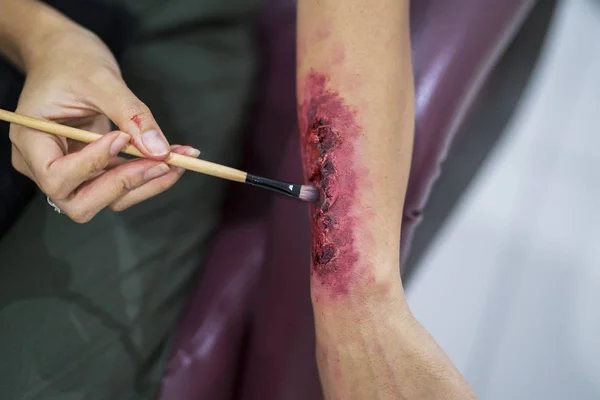 Maquillaje Efectos Especiales Hacer Una Herida Sangrienta Falsa Mano — Foto de Stock