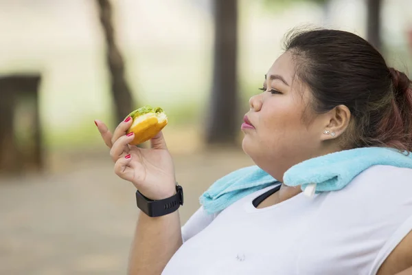 Femme Surpoids Mangeant Des Beignets Tout Reposant Pendant Exercice Matin — Photo