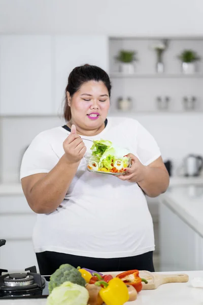 Overweight Woman Eating Healthy Salad Kitchen — Stock Photo, Image