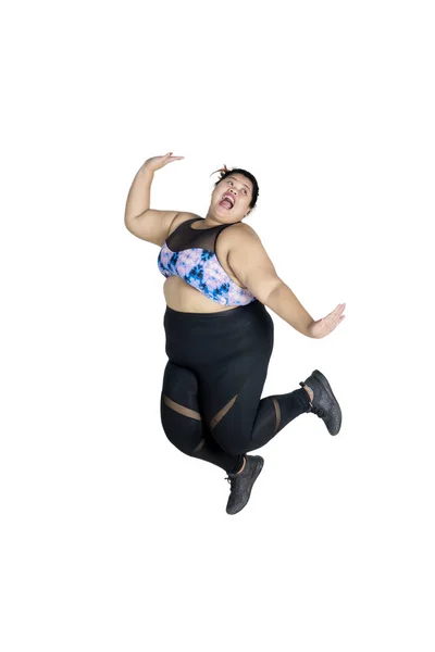 Beyaz Arka Plan Üzerinde Izole Atlama Mutlu Kilolu Kadın — Stok fotoğraf