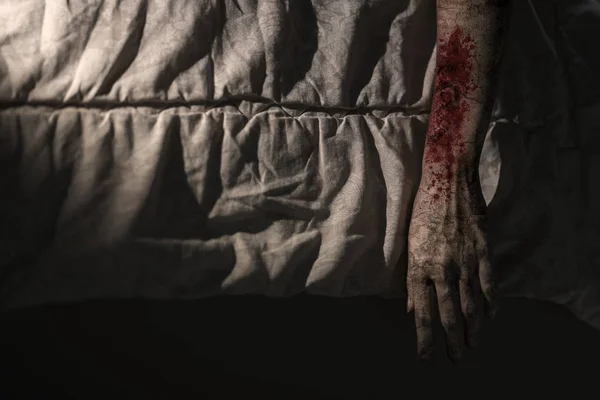 Concepto Horror Halloween Brazo Sangriento Una Mujer Zombie Colgando Cama —  Fotos de Stock