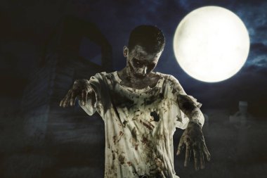 Halloween korku kavramı: ürpertici zombi adam mezarı üzerine ayakta görüntüsünü. Dolunay arka plan ile vurdu