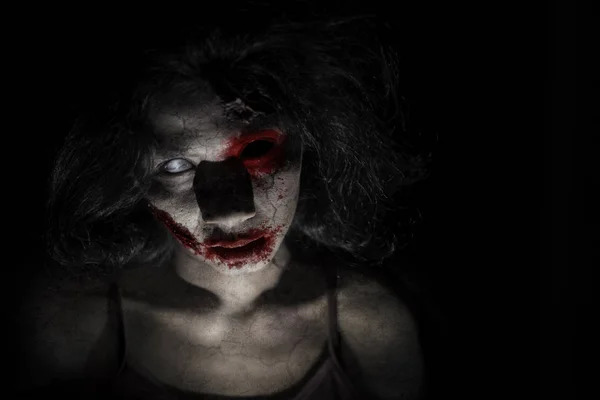 Halloween Horror Koncepcja Zbliżenie Kobiety Przerażające Zombie Krwawe Oblicze — Zdjęcie stockowe