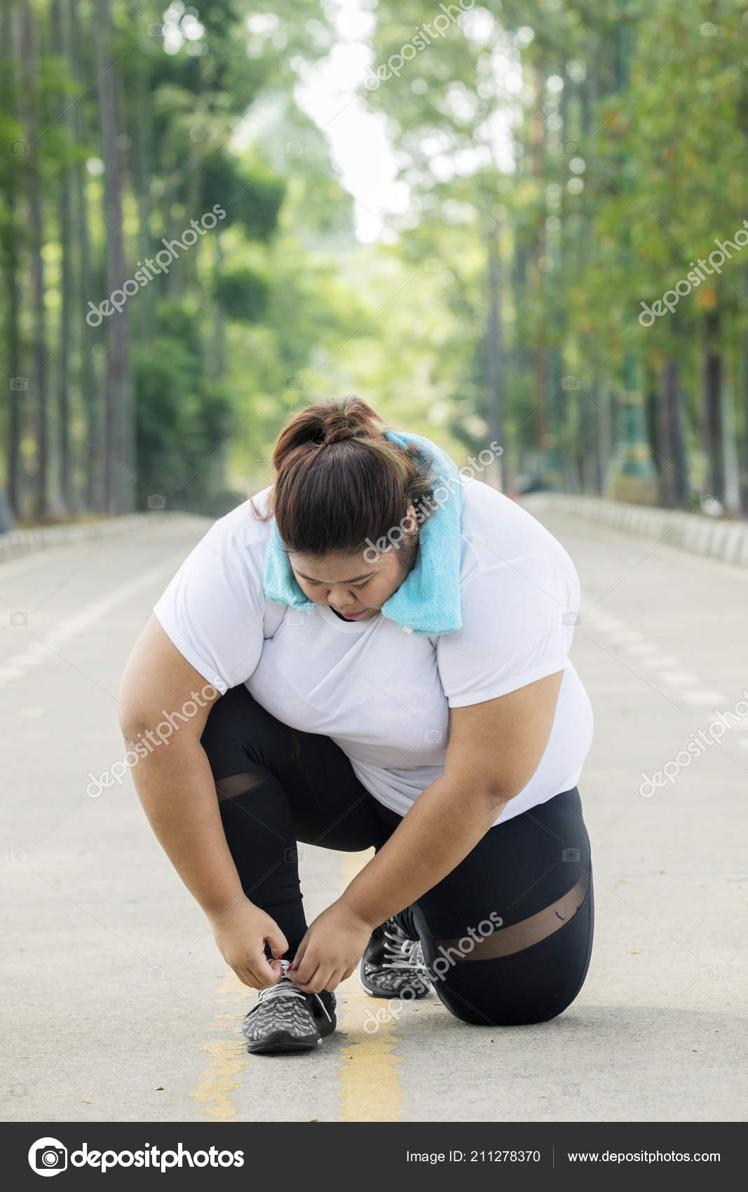 Billede Overvægtige Kvinde Iført Sportstøj Hendes Vejen — © realinemedia #211278370