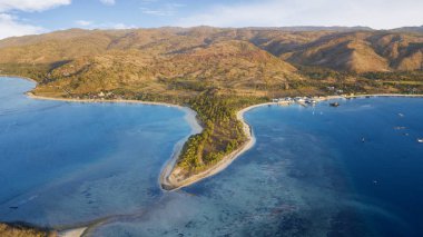 Güzel Elak Elak plaj manzara Lombok, Endonezya mavi gökyüzü altında turkuaz su ile