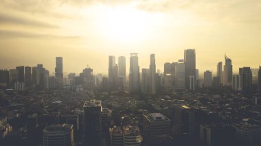 Jakarta - Endonezya. 31 Ağustos 2018: Güzel Jakarta cityscape sahne gökdelenler ve gündoğumu zaman konut ev