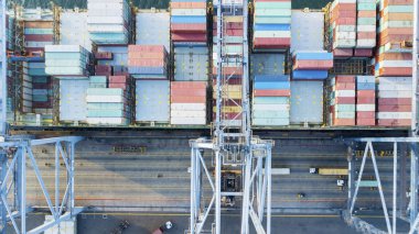 Üstten görünüm kargo gemi boşaltma konteynırları, ihracat ve ithalat Tanjung Priok endüstriyel limanda sürekliliğinin süre için