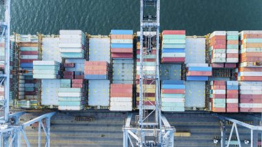 Tanjung Priok endüstriyel limanda, Endonezya sürekliliğinin iş alma ve verme bir konteyner gemisi görünümünü top