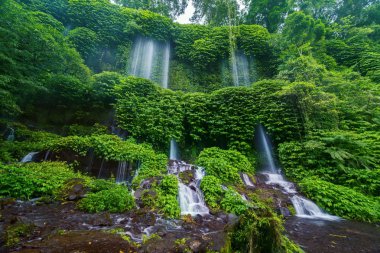 Egzotik Benang Kelambu şelale Lombok, Endonezya moss ile düşük açılı görünüş