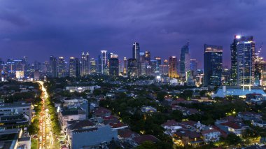 Jakarta - Endonezya. 31 Ağustos 2018: Parlayan Jakarta cityscape gece zaman havadan görünümü