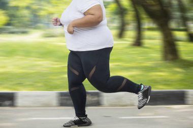 Hızlı hareket bulanıklığı ile yolda Sprint obez kadın ayak yakın çekim
