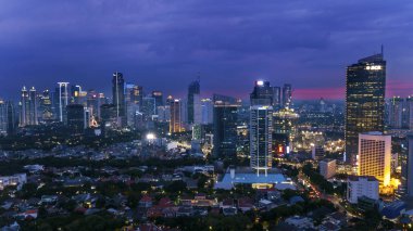 Jakarta - Endonezya. 31 Ağustos 2018: Konut Evleri ve gökdelen gece zaman ile Jakarta şehrinin havadan görünümü