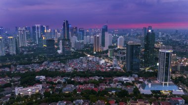 Jakarta - Endonezya. 27 Ağustos 2018: Gece gökdelen ile hava görünümünü kalabalık konut evler