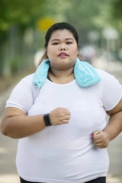 亚洲胖女人在户外慢跑时穿运动服的特写 — 图库照片