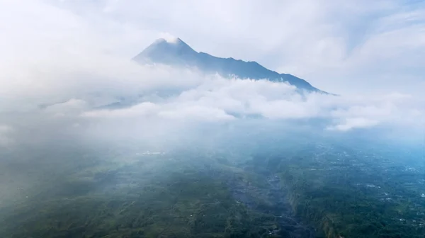 Αεροφωτογραφία Του Όμορφο Ηφαίστειο Μπατούρ Καλύπτονται Από Ομίχλη Πρωί Στιγμή — Φωτογραφία Αρχείου
