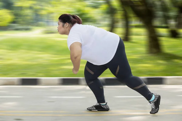 Imagen Una Mujer Gorda Usando Ropa Deportiva Mientras Corre Por — Foto de Stock