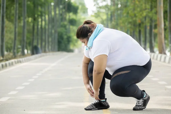 Spor Giyim Giymek Yolda Onu Ayakkabı Bağcığı Bağlama Şişman Kadın — Stok fotoğraf