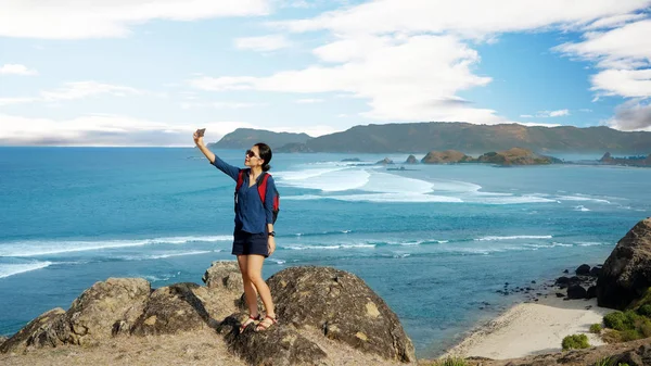 女性游客的图片站在 Merese 而拍摄的自拍照片与她的智能手机 — 图库照片