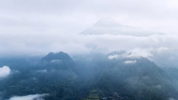 Paisaje Exótico Niebla Que Cubre Montaña Batur Por Mañana Bali —  Fotos de Stock
