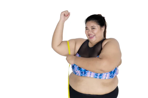 Imagem Mulher Gorda Asiática Parece Feliz Medir Seu Bíceps Isolado — Fotografia de Stock