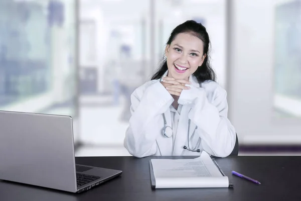 Picture Beautiful Female Physician Smiling Camera While Working Laptop Clipboard — Stock Photo, Image