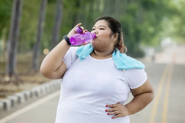 Picture Obese Woman Drinking Water Jogging Road — Stock Photo, Image