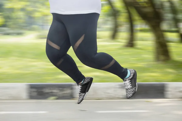 Nahaufnahme Fettleibiger Frauenfüße Die Zeitraffer Auf Der Straße Laufen — Stockfoto