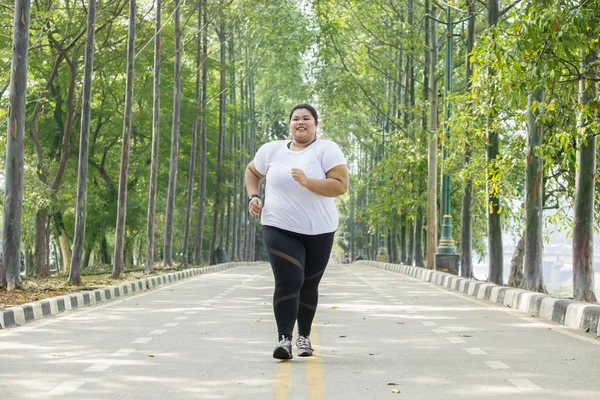 Visão Baixo Ângulo Mulher Obesa Correndo Estrada Com Expressão Feliz — Fotografia de Stock