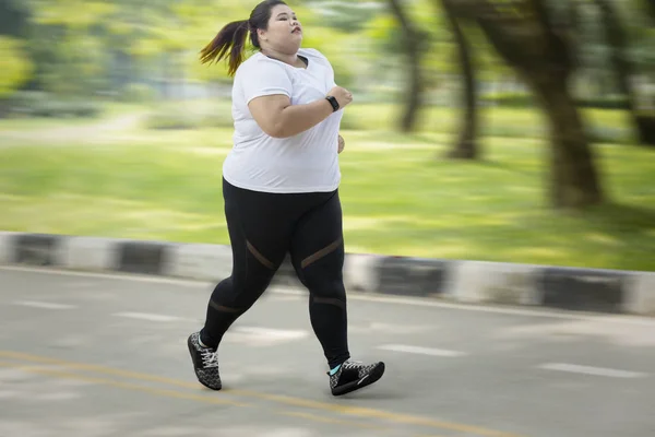 Obrázek Obézní Žena Nosí Sportovní Oblečení Zároveň Sprintovat Cestách Rychlý — Stock fotografie