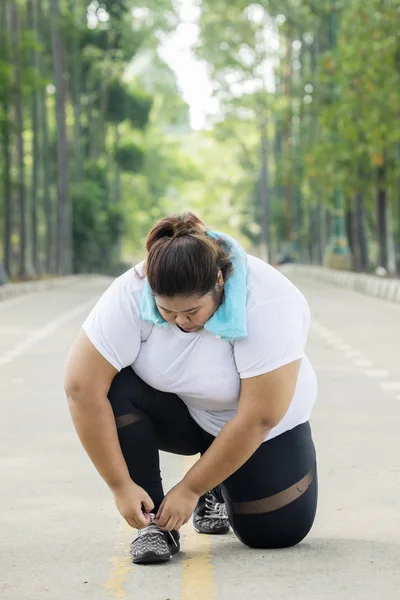 Bild Einer Übergewichtigen Frau Die Sportbekleidung Trägt Und Sich Auf — Stockfoto