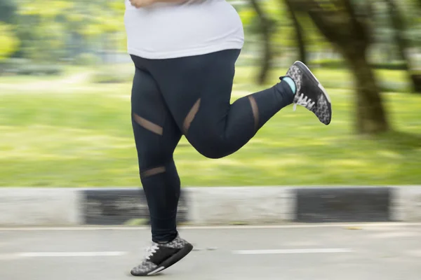Kilolu Kadın Ayak Hızlı Hareket Bulanıklığı Ile Yolda Çalışan Yakın — Stok fotoğraf