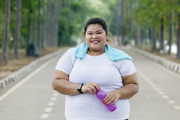 Imagen Una Mujer Con Sobrepeso Usando Ropa Deportiva Mientras Sostiene —  Fotos de Stock