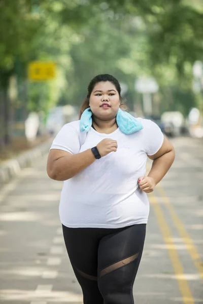 Portrét Obézní Ženy Nosí Sportovní Oblečení Při Běhu Silnici — Stock fotografie