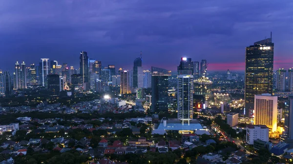 Jakarta - Endonezya. 31 Ağustos 2018: Konut Evleri ve gökdelen gece zaman ile Jakarta şehrinin havadan görünümü