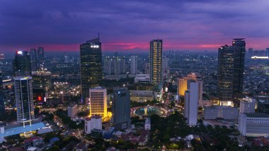 Jakarta - Endonezya. 27 Ağustos 2018: heykel gökdelen merkezi Jakarta ile gece hoşgeldiniz.