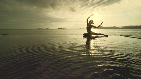 Silhuetten Okänd Kvinna Utövar Yoga Stranden Skott Solnedgång — Stockfoto