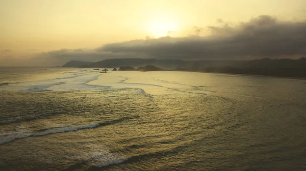 美妙的 Merese 山风景与泡沫波浪在日落时间 在印尼龙目岛拍摄 — 图库照片