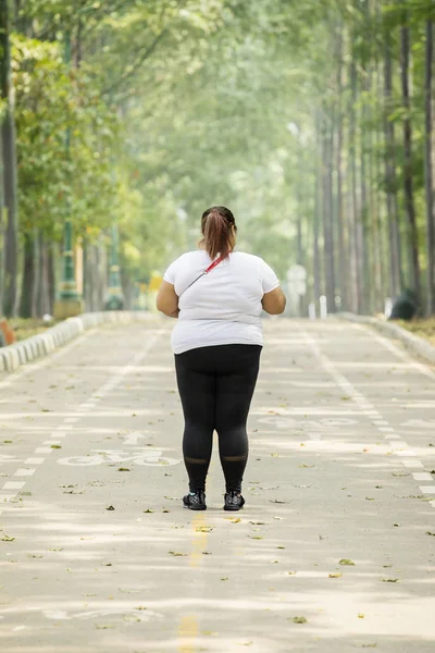 道路に立っている間スポーツウェアを着て若い脂肪女性の後姿 — ストック写真