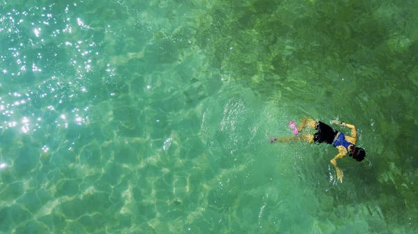 Bovenaanzicht Van Jonge Vrouw Snorkelen Het Turquoise Water Schot Lombok — Stockfoto