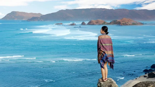 Vue Arrière Une Jeune Femme Profitant Paysage Aquatique Turquoise Tout — Photo