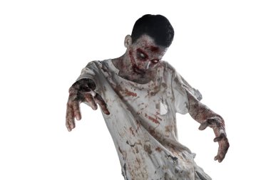 Halloween korku kavramı. Kanlı ağız ve yırtık elbiseler, beyaz arka plan üzerinde izole ürpertici erkek zombi portresi