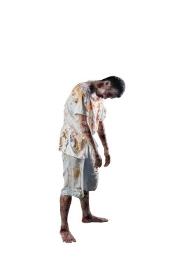 Halloween korku kavramı: tam erkek hayalet ile ayakta uzunluğu kanlı beyaz arka plan üzerinde izole onun vücudunda yara